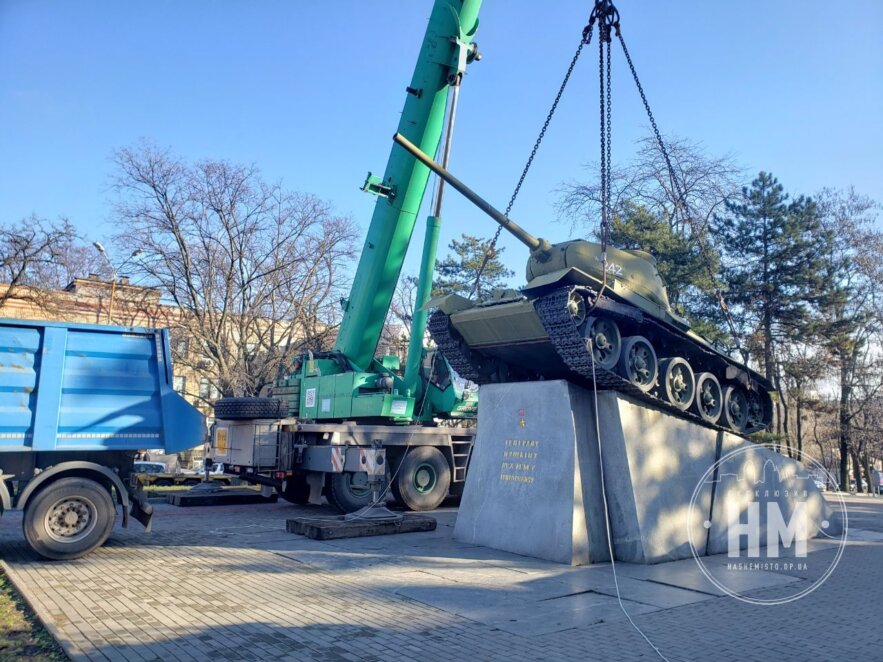 Новини Дніпра: Демонтаж пам'ятника-танка - Наше Місто