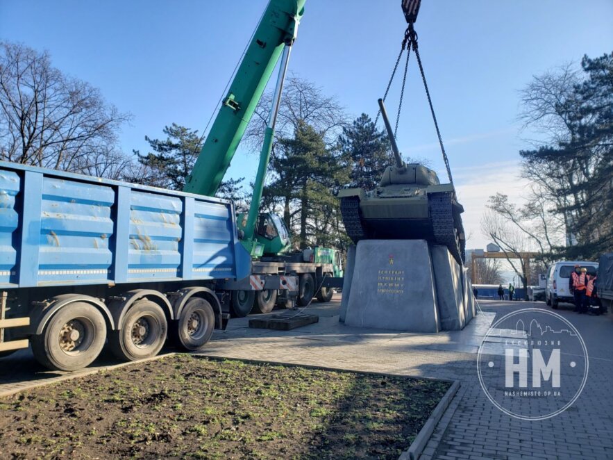 Новини Дніпра: Демонтаж пам'ятника-танка - Наше Місто