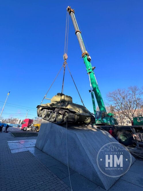 Новости Днепра: Демонтаж памятника-танка - Наше Місто