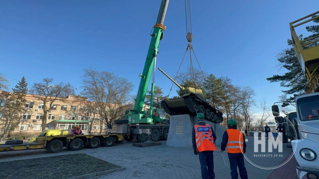 Новини Дніпра: Чому прибрали танк з центрального проспекту