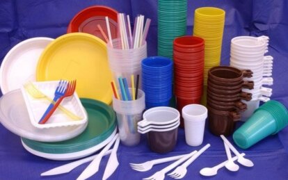В Україні можуть заборонити одноразовий пластиковий посуд: від яких товарів доведеться відмовитись