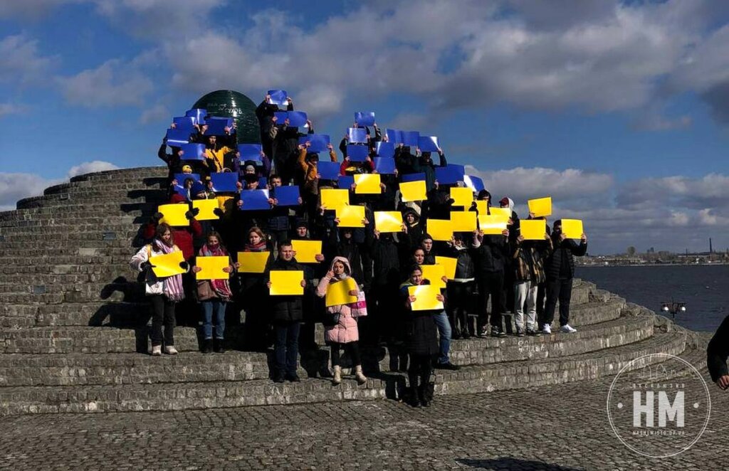 У Дніпрі біля Кулі бажань відбулася патріотична акція до Дня пам’яті Героїв Небесної Сотні