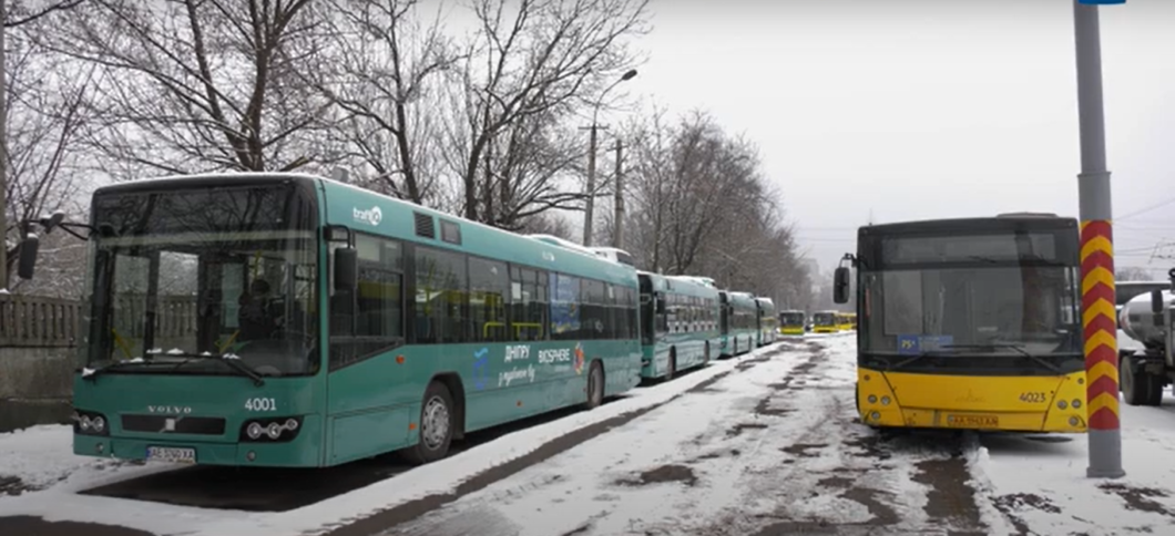 Безготівкова оплата за проїзд: в яких автобусах дніпряни зможуть розрахуватися смартфоном