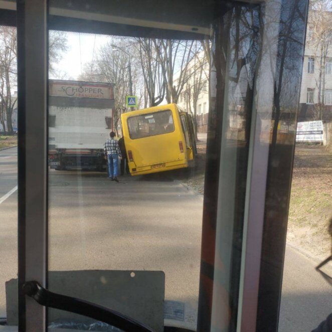 Новости Днепра: маршрутка влетела в дерево - Наше Місто