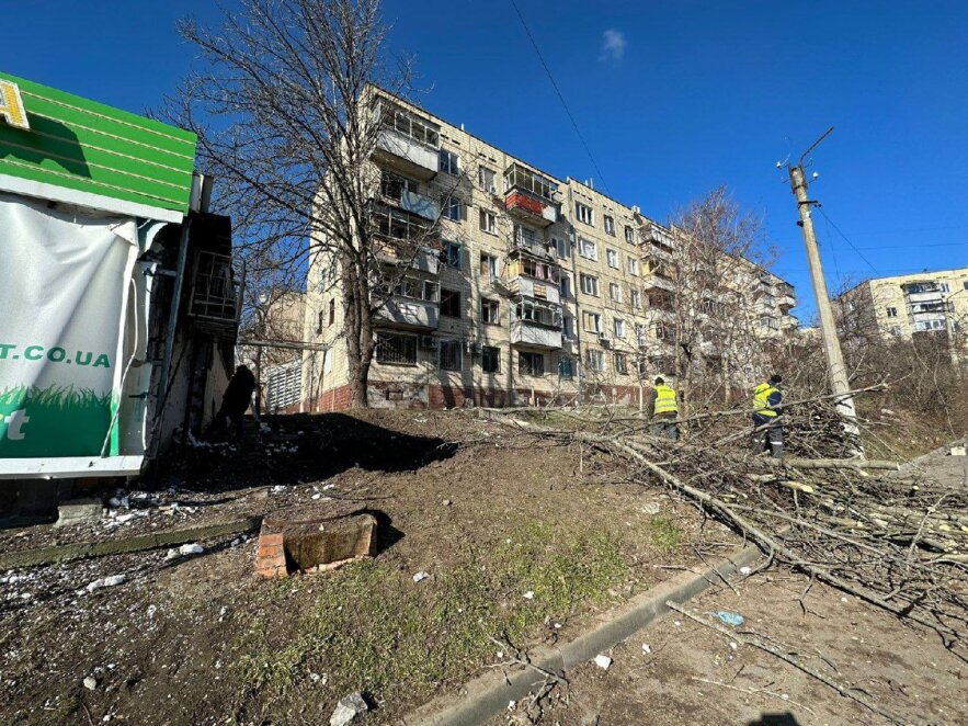 Поцілили в «АТБ» і багатоповерхівки в Нікополі - Наше Місто