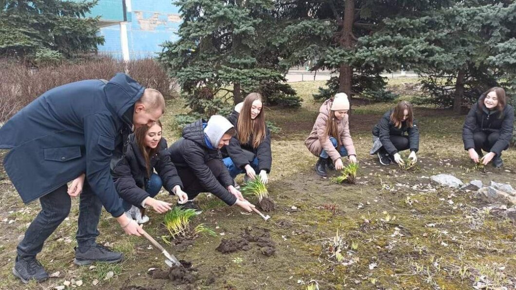 Новини Дніпра: Учні засадили шкільне подвір'я квітами