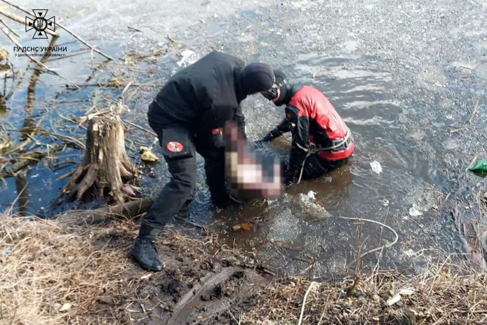 В Днепре на водоеме женщина провалилась под лед и погибла