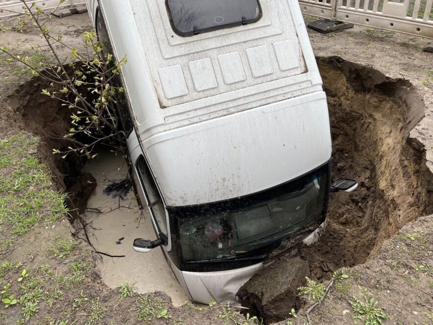 Новини Дніпра: «Газель» провалилася в яму через неправильне паркування - Наше Місто