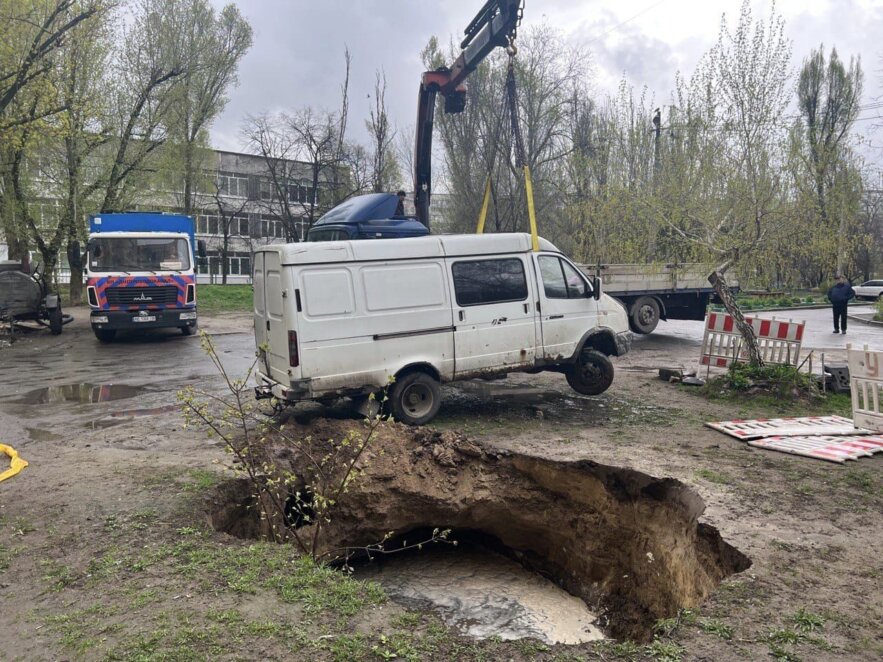 Новини Дніпра: «Газель» провалилася в яму через неправильне паркування - Наше Місто