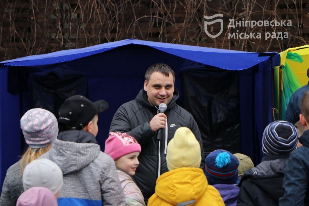 Великодні перегони: у Дніпрі провели сімейні змагання зі збирання святкових крашанок  