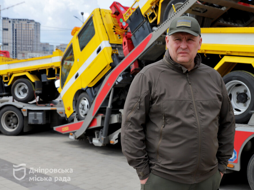 Для допомоги мирним людям: Дніпро отримав від Осаки шість машин спецтехніки 