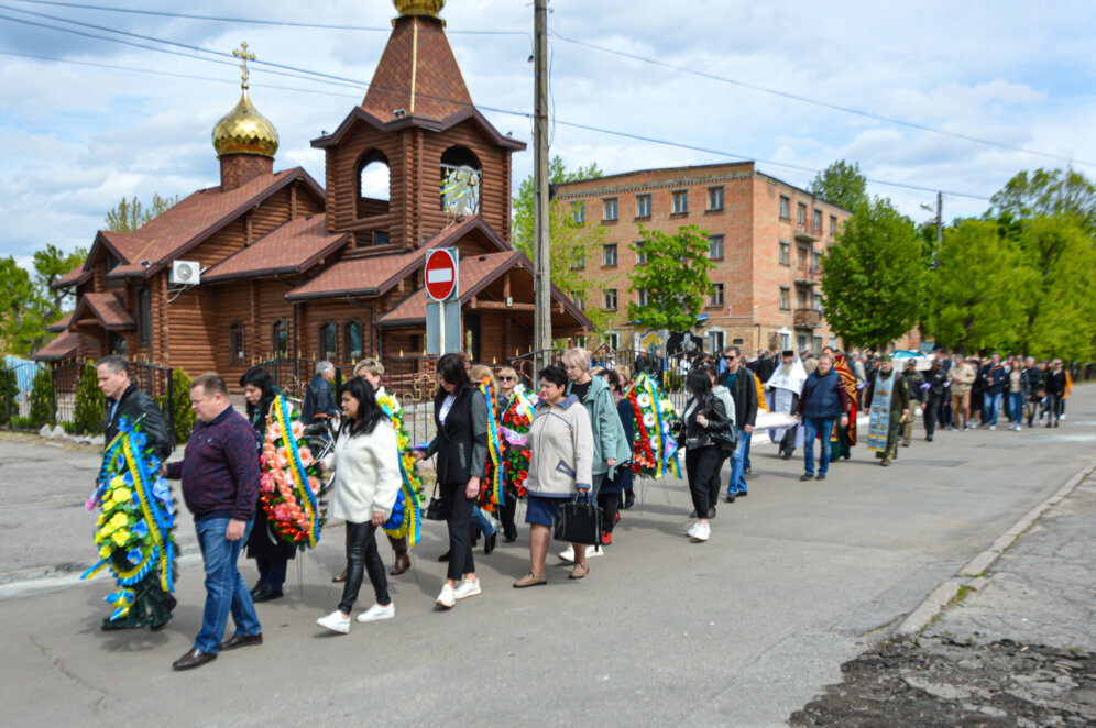 Город в скорби: в Никополе попрощались с женщиной, погибшей от вражеского снаряда 