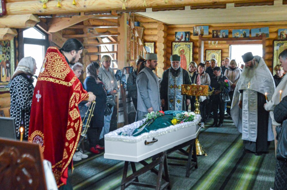 Город в скорби: в Никополе попрощались с женщиной, погибшей от вражеского снаряда 