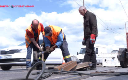 Новини Дніпра: На Амурському мосту ремонтують трамвайні колії