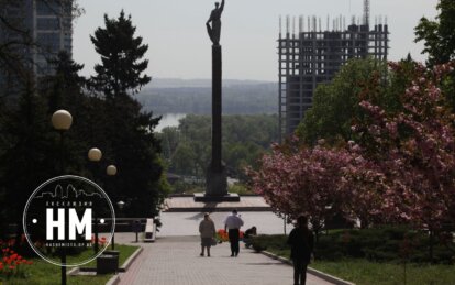 Травень у великому місті: Дніпро розчинився в обіймах сакур і тюльпанів (Фото)