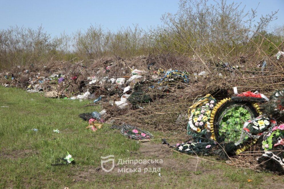 Із кладовищ Дніпра вивезли понад 6 тис. тонн сміття - Наше Місто