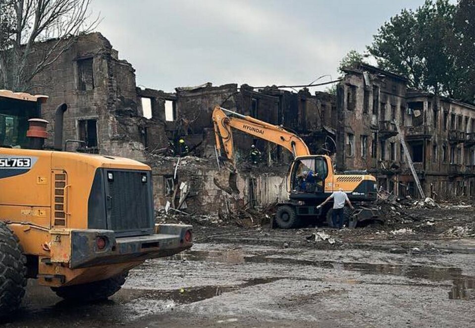 Комунальники Дніпра другий день працюють над ліквідацією наслідків ракетної атаки