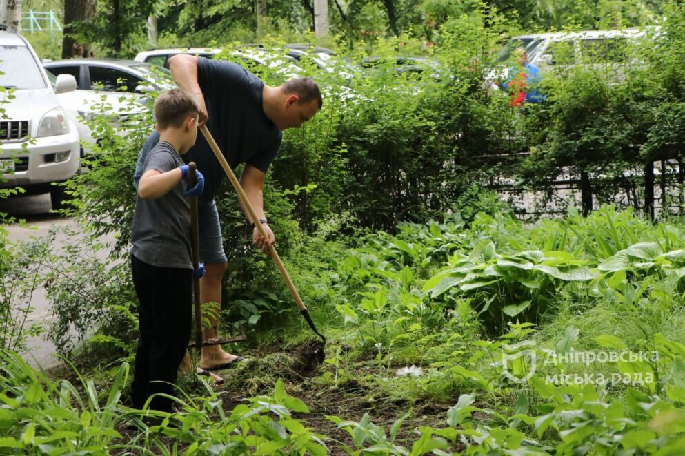 На бульварі Слави пройшов суботник #Чистий_Дніпро та #Дніпро_квітучий: як це було