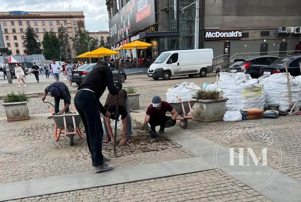 Новини Дніпра: На Європейській площі відновлюють бруківку