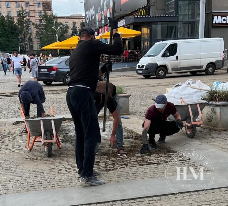 Новини Дніпра: На Європейській площі відновлюють бруківку
