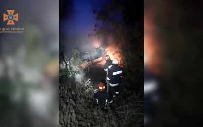 Под Днепром авто слетело в кювет и загорелось: водитель чудом спасся