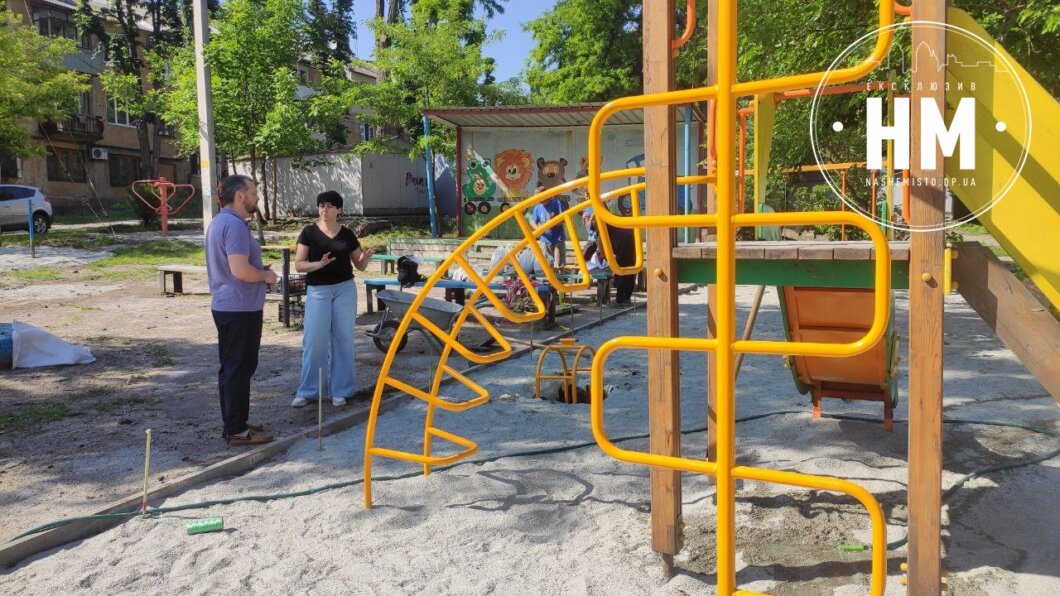 У Дніпрі продовжують ремонти аварійних дитячих та спортивних майданчиків (фото)