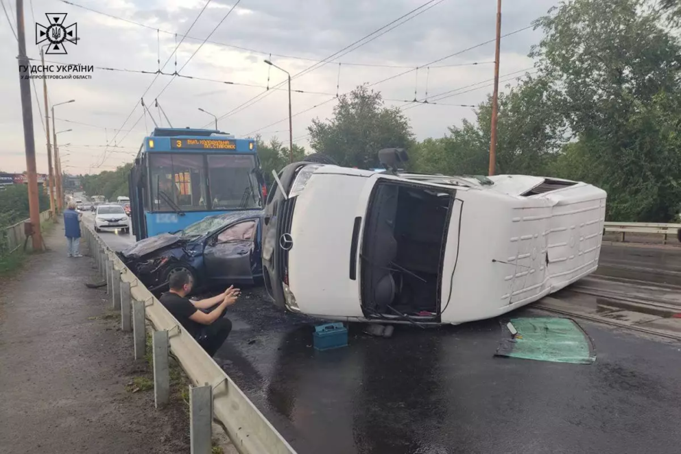 ДТП с «перевертышем» на Амурском мосту в Днепре: пострадали четыре человека, среди них один ребенок 