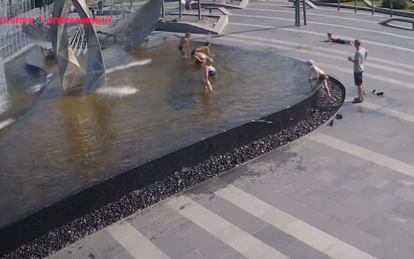 Новини Дніпра: Діти купаються у фонтанах