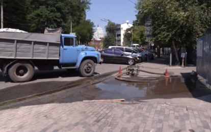 Невідкладні роботи: у Дніпрі на площі Соборній сталась аварія на мережі водопостачання