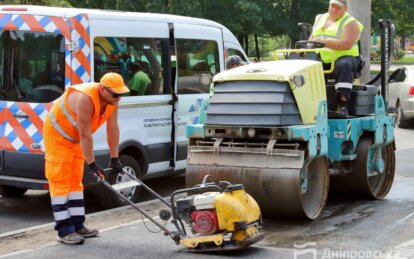Зручний тротуар, нові дощоприймачі та велодоріжка: у Дніпрі завершують оновлення бульвару Слави