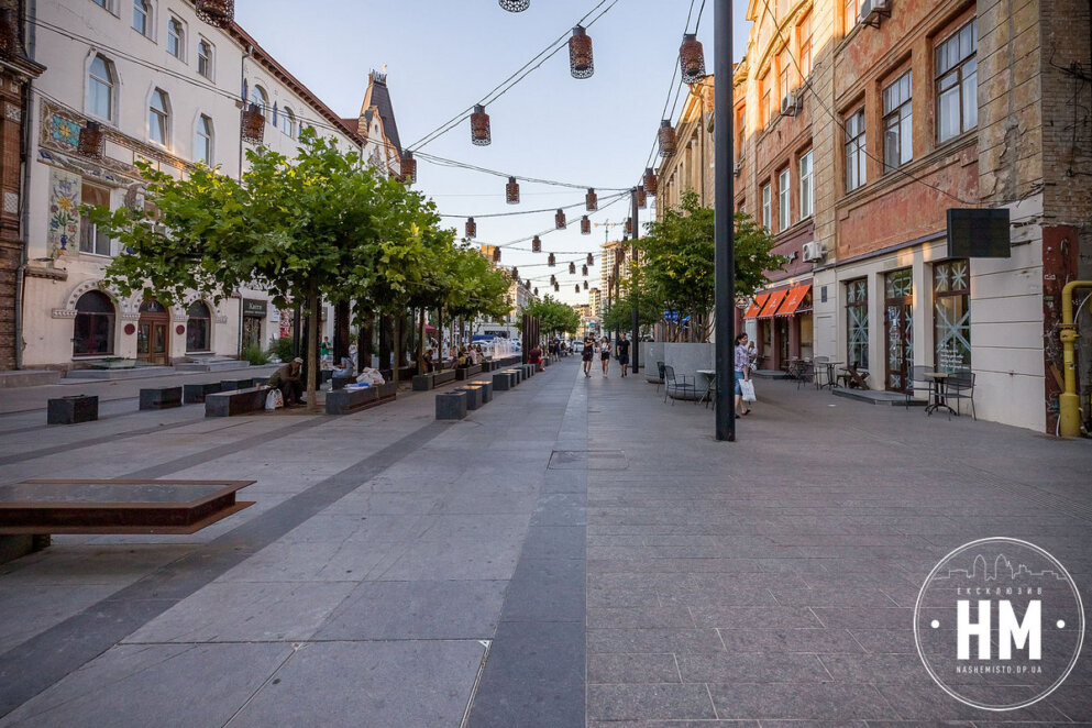 Оазис серед міської забудови: дніпряни насолоджуються літом на вулиці Короленка (Фото)
