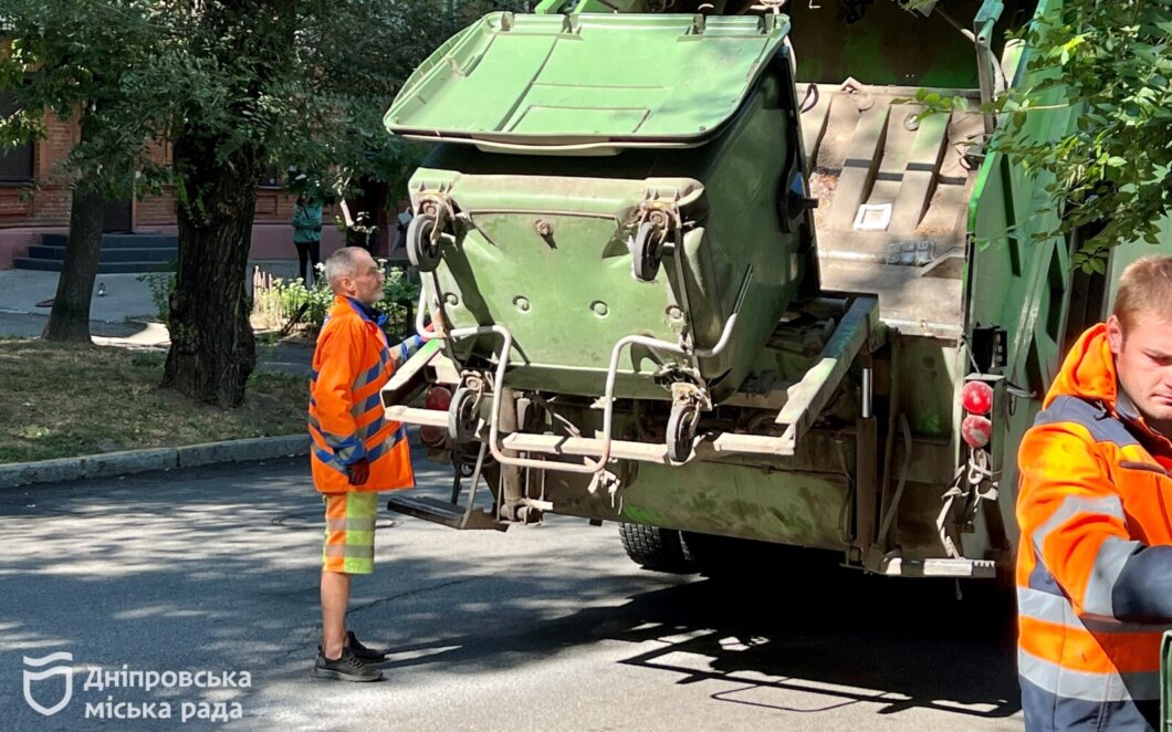 Дніпрян просять розрахуватися за вивіз сміття - Наше Місто