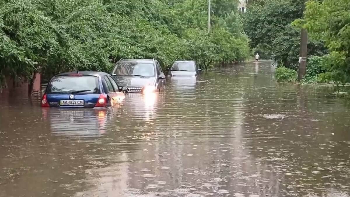 Метро в киеве затопило. Киев затопило. Потоп в Киеве. Затопления Киева 2021. Киев затопило 2021.