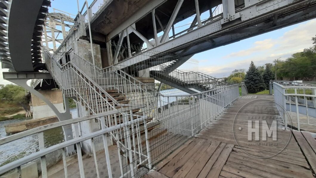 Новини Дніпра: Перекрили сходи на Монастирський пішохідний міст