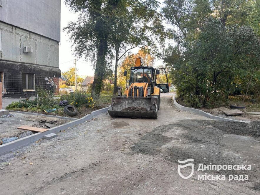 Ліквідація аварійності: у дворах дніпрян тривають ремонти прибудинкових територій