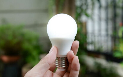 В Україні пенсіонерам видадуть по 5 безкоштовних світлодіодних ламп: як отримати