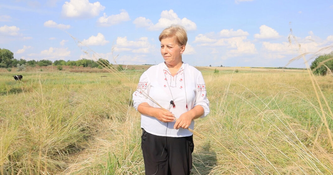 Майстриня з прифронтового села на Дніпропетровщині вчить дітей сіномотанню та допомагає ЗСУ