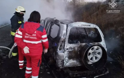 Троє чоловіків загинули у палаючому авто: під Дніпром смертельна ДТП