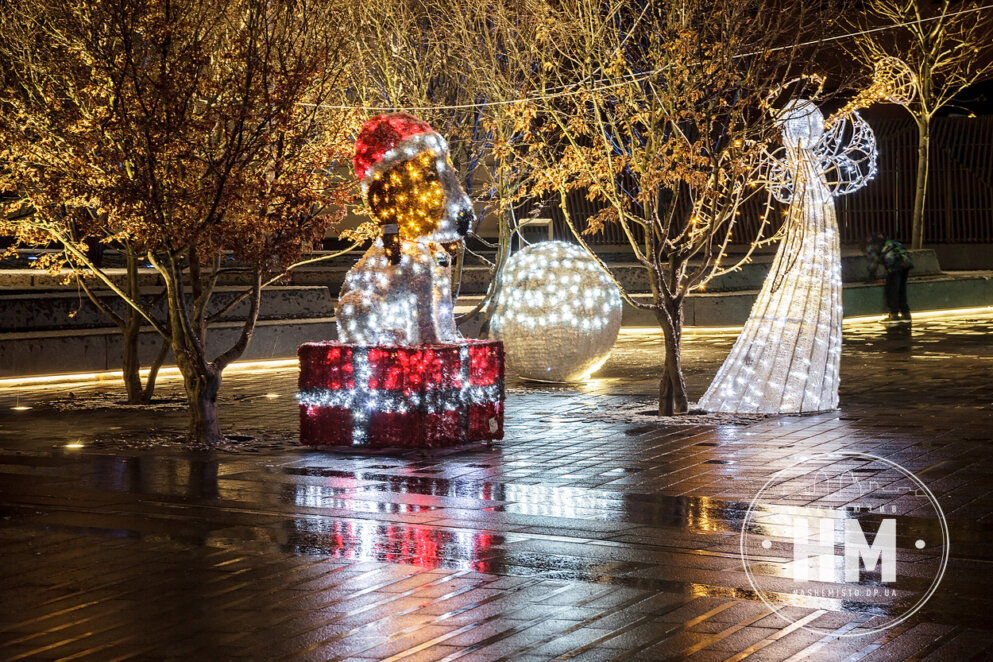 Успенская площадь в Днепре превратилась в большую фотозону для рождественских и новогодних фотосессий