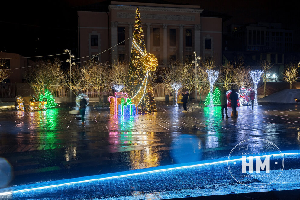 Успенська площа у Дніпрі перетворилася у велику фотозону для різдвяних і новорічних фотосесій 