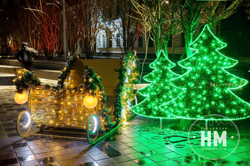 Успенська площа у Дніпрі перетворилася у велику фотозону для різдвяних і новорічних фотосесій