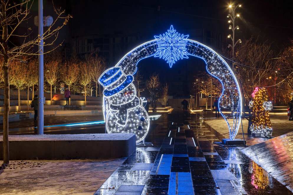 Дніпро – місто світла: Геннадій Корбан показав оновлену Успенську площу у новорічному вбранні (Відео)