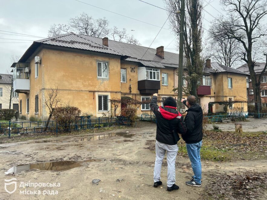 95 будинків з новими дахами: у Дніпрі продовжують лагодити аварійні покрівлі