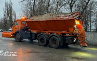 Ожеледь у Дніпрі: водіїв просять надавати перевагу у русі спецтранспорту