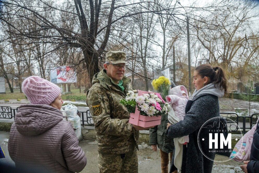 У Дніпрі побратими війського зустріли з пологового його дружину і новонароджену доньку (Есклюзив)