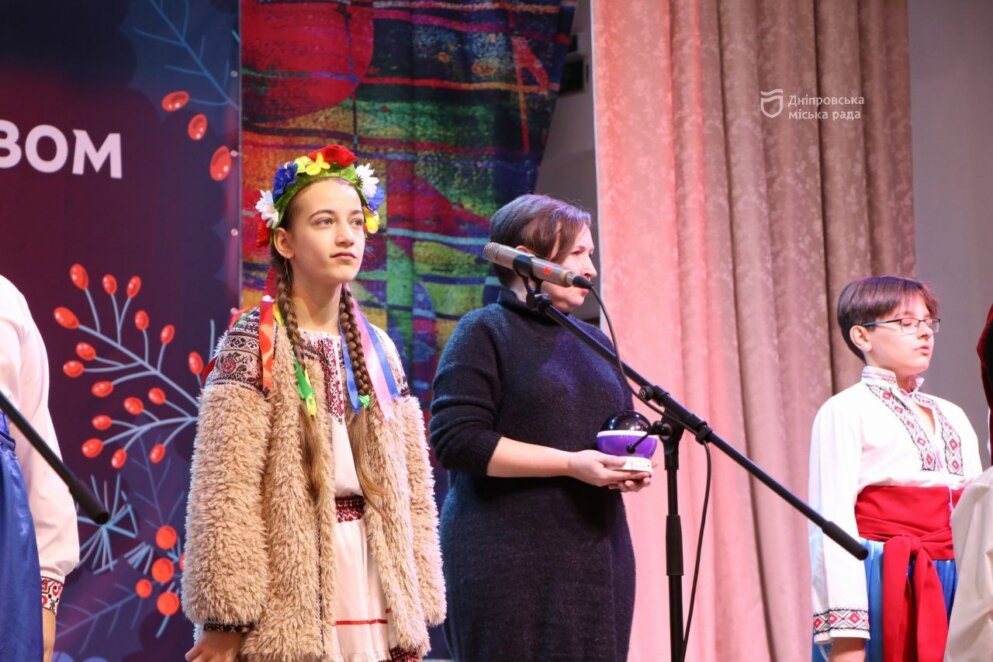 Півфінал конкурсу «Обрядове дійство»: школярі, вчителі та батьки у Дніпрі заспівали колядки та щедрівки