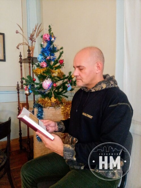 Ныряет в Днепр и пьет чай: как отмечает Рождество известный днепровский историк Максим Кавун