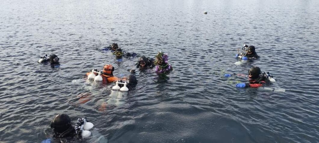 Підводна ялинка: у Дніпрі дайвери встановили головний новорічний символ під водою