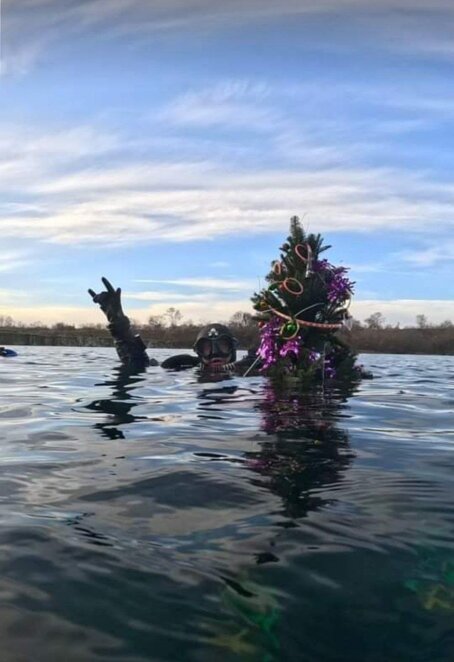 Подводная елка: в Днепре дайверы установили главный новогодний символ под водой