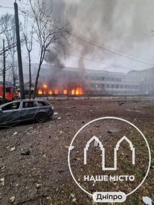 У Дніпрі росія вдарила ракетою по пологовому будинку: будівля горить